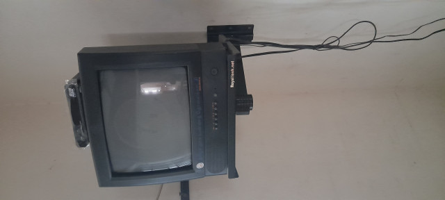 Kalaignar TV good condition and wall mount stand